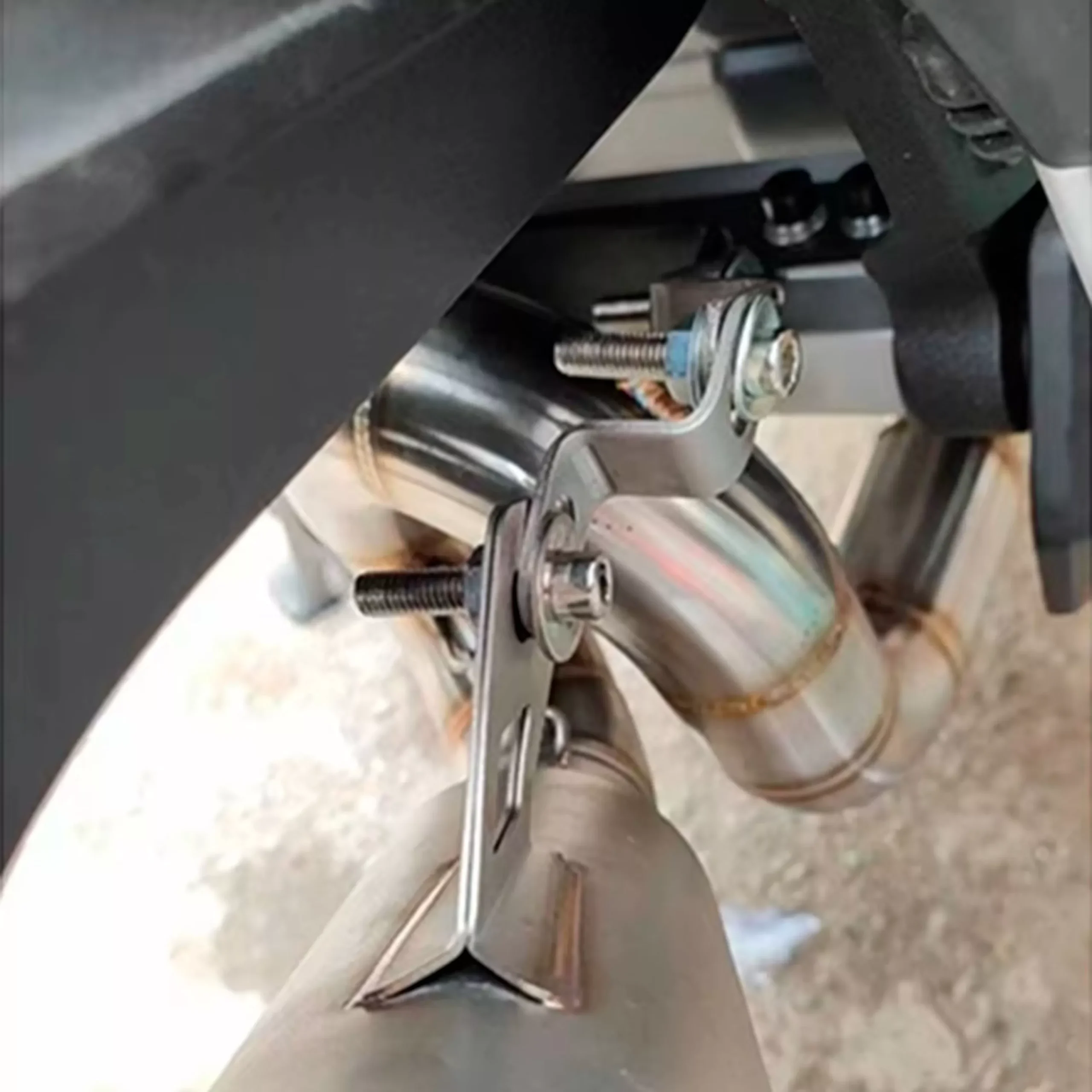 Curva Para Escape Benelli TNT 300 - Imagen 4